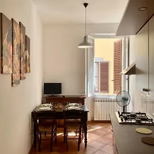 Nice & Roomy Behind The Uffizi Museum Apartment